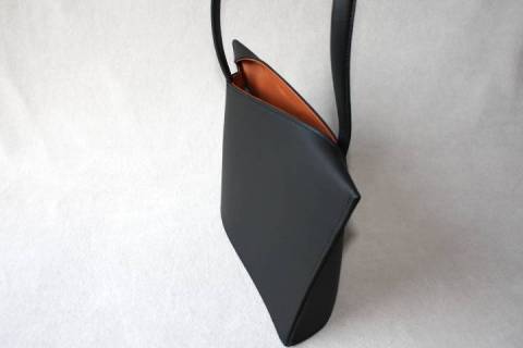 Wave / Medium Handbag - Olbrish b - Schwarz/Oker - Bild: A2